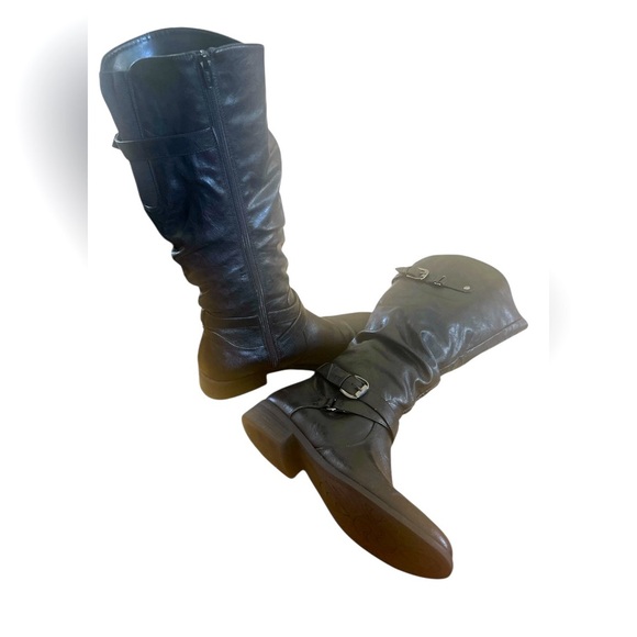 Black Heeled Boots with Slouchy Design - Picture 3 of 7